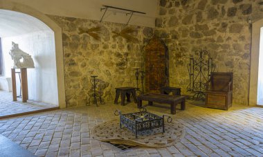 Toledo, İspanya'da bir ortaçağ kalesinin iç. Taş odalar ile