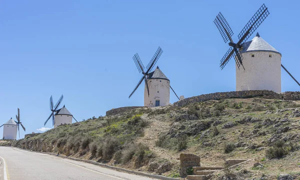 Historia Vita Vindkraftverk Kvarnar För Slipning Vete Staden Consuegra Provinsen — Stockfoto