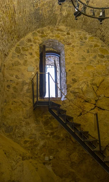 Escaliers, Intérieur d'un château médiéval à Tolède, Espagne. Pierre ro — Photo