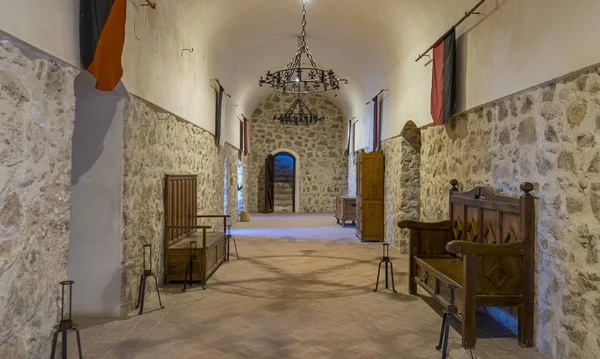 Wnętrze średniowiecznego zamku w Toledo, Hiszpania. Kamienne pokoje z — Zdjęcie stockowe