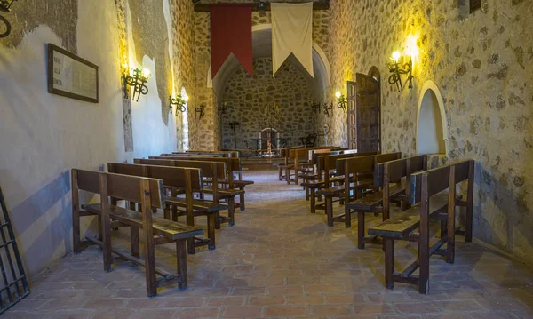 Interior de un castillo medieval en Toledo, España. Habitaciones de piedra con —  Fotos de Stock