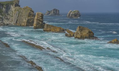 Costa Quebrada, Arnia Beach, C'de kantabalı sahil şeridi