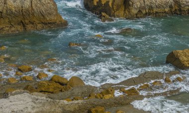 Costa Quebrada, Arnia Beach, C'de kantabalı sahil şeridi