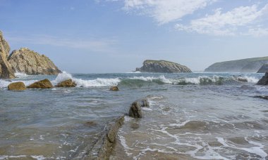 Costa Quebrada, Arnia Beach, C'de kantabalı sahil şeridi