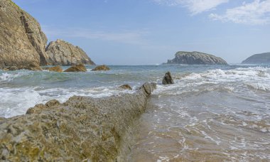Costa Quebrada, Arnia Beach, C'de kantabalı sahil şeridi