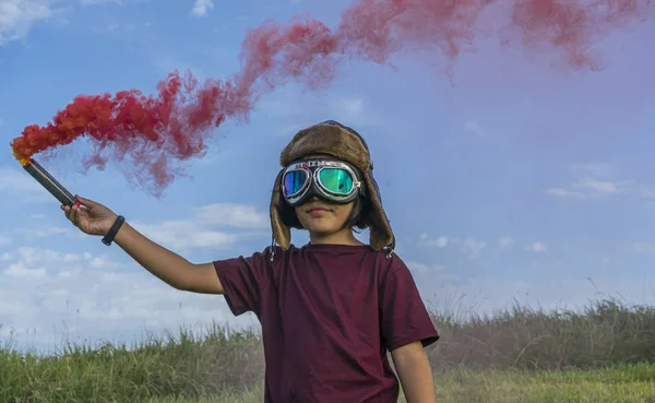 Kleiner Junge Spielt Mit Farbigem Rauch Trägt Fliegermütze Und Fliegerbrille — Stockfoto