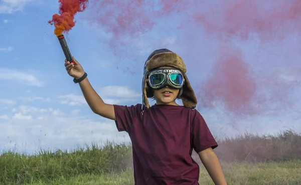 Kleiner Junge Spielt Mit Farbigem Rauch Trägt Fliegermütze Und Fliegerbrille — Stockfoto