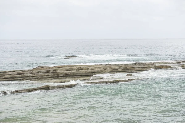 桑坦德海滩的人工混凝土破碎水 — 图库照片