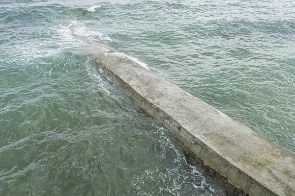 Quebra-mar de concreto artificial nas praias de Santander, Cant — Fotografia de Stock