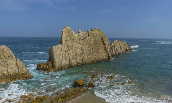 Cantabrijské pobřeží v Costa Quebrada, pláž Arnia, C — Stock fotografie