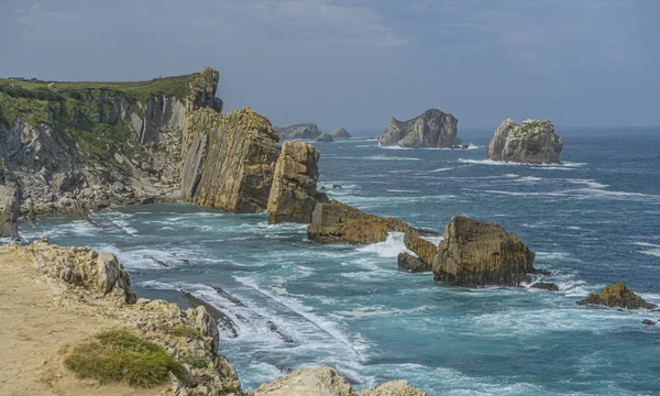 Paisaje costero cantábrico en costa quebrada, Arnia Beach, C —  Fotos de Stock