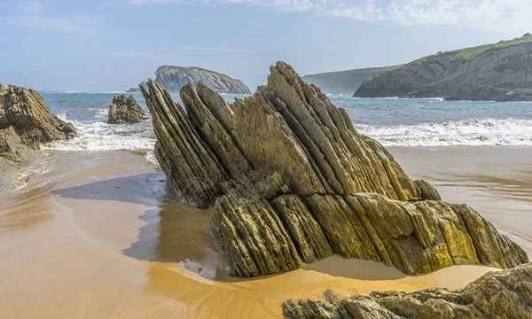 Cantabrijské pobřeží v Costa Quebrada, pláž Arnia, C — Stock fotografie