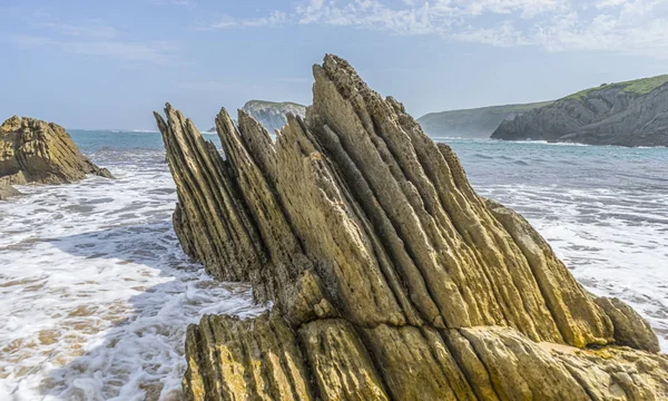 Cantabrijské pobřeží v Costa Quebrada, pláž Arnia, C — Stock fotografie