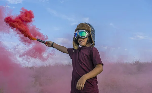 Kleiner Junge Spielt Mit Farbigem Rauch Trägt Fliegermütze Und Fliegerbrille — Stockfoto