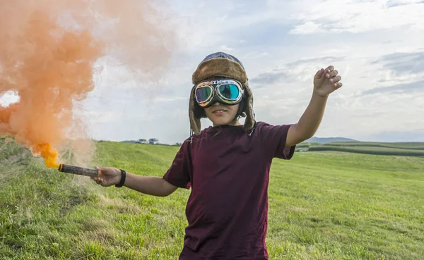 Kleiner Junge Spielt Mit Farbigem Rauch Trägt Fliegermütze Und Fliegerbrille — Stockfoto