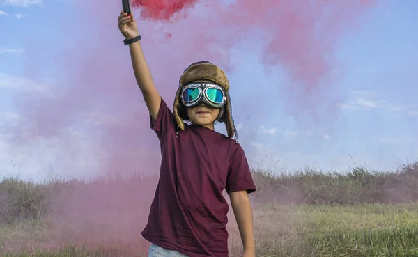 Kleiner Junge Spielt Mit Farbigem Rauch Trägt Fliegermütze Und Fliegerbrille — Stockfoto