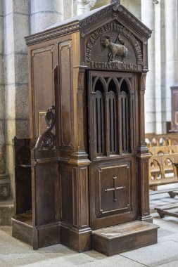 Bir katedral içinde Confessional, ahşap bir yer priv itiraf
