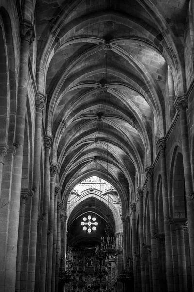 中世ゴシック建築のスペインの大聖堂の内部 石と美しい Ashlars ドームを形成 — ストック写真