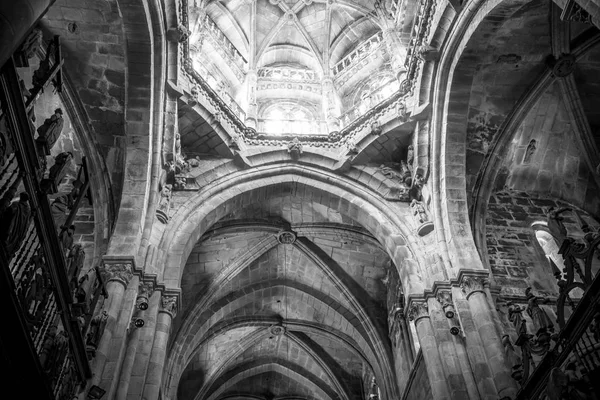 中世ゴシック建築のスペインの大聖堂の内部 石と美しい Ashlars ドームを形成 — ストック写真