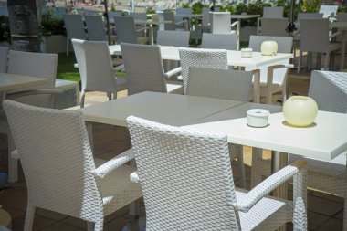 Boş masalar, Resort, Marbella yaz aylarında turistler için güneş terasları, Malaga, Ispanya