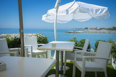 Akdeniz, tatil, boş masalar, Resort, Marbella yaz turistler için güneşlenme terasları, Malaga, Ispanya