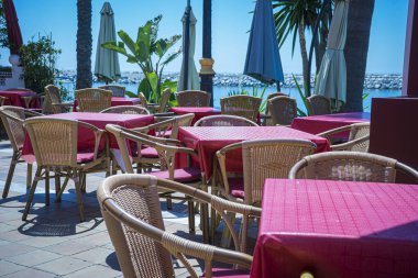 Marbella 'da yaz aylarında turistler için güneş terasları, Malaga, Ispanya