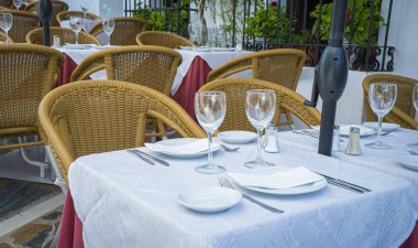 Boş cam gözlük ve masa ile güneş terasları yemek veya Marbella, Malaga, Ispanya bir snack var