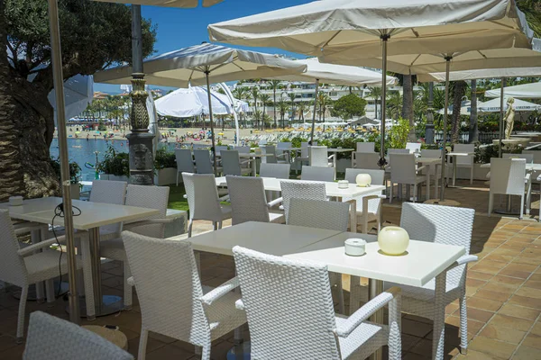 Boş masalar, Resort, Marbella yaz aylarında turistler için güneş terasları, Malaga, Ispanya