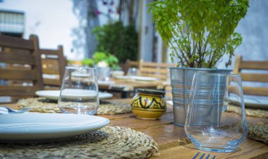 Akşam yemeği, boş cam gözlük ve masa ile güneş terasları yemek veya Marbella, Malaga, Ispanya 'da bir snack set