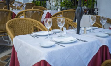Boş cam gözlük ve masa ile güneş terasları yemek veya Marbella, Malaga, Ispanya bir snack var
