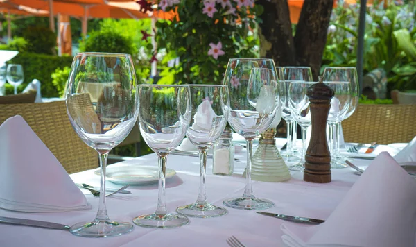 Fechar Pratos Brancos Vazios Copos Vinho Mesa Madeira Casa Terraço — Fotografia de Stock