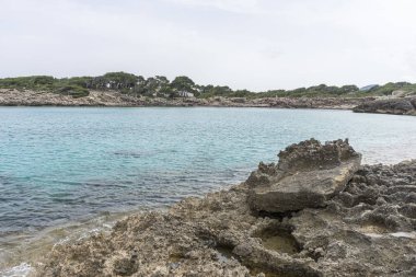Mallorca adasının plajlarında turkuaz Akdeniz deniz suları, Balear Adaları, İspanya