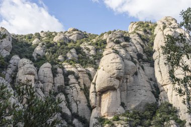Montserrat Leydimiz'in sığınağı, dağın tepesindeibadet yeri. Montserrat geleneksel Katalonya, İspanya en önemli ve önemli dağ olarak kabul edilen bir kaya kütlesi