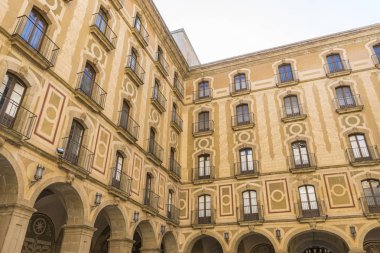 Montserrat Leydimiz'in sığınağı, dağın tepesindeibadet yeri. Montserrat geleneksel Katalonya, İspanya en önemli ve önemli dağ olarak kabul edilen bir kaya kütlesi