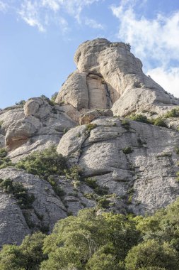 Montserrat Leydimiz'in sığınağı, dağın tepesindeibadet yeri. Montserrat geleneksel Katalonya, İspanya en önemli ve önemli dağ olarak kabul edilen bir kaya kütlesi