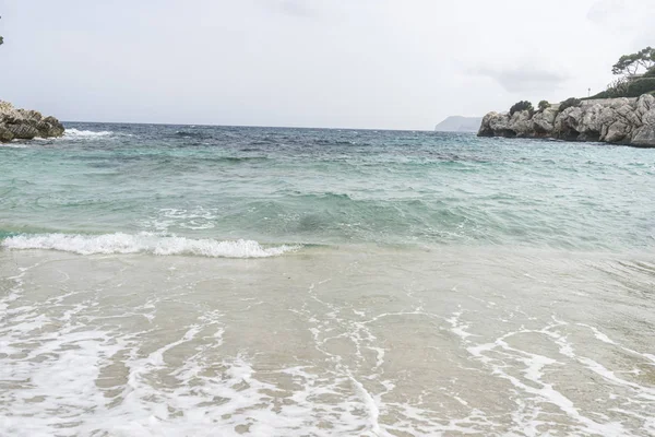 Türkiz Földközi Tenger Vizei Mallorca Sziget Strandjain Balearic Szigetek Spanyolország — Stock Fotó