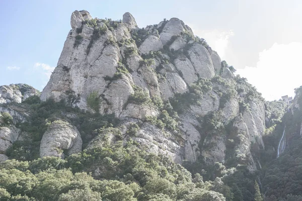 モントセラトの聖母の聖域 山の上に礼拝の場所 モントセラトは 伝統的にカタルーニャ スペインで最も重要かつ重要な山と考えられている岩塊です — ストック写真