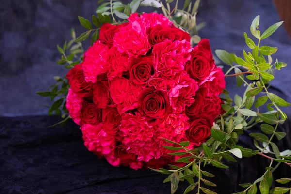 Bouquet Rotondo Rose Rosse Sul Tavolo Con Tessuto Pizzo Decorazioni — Foto Stock