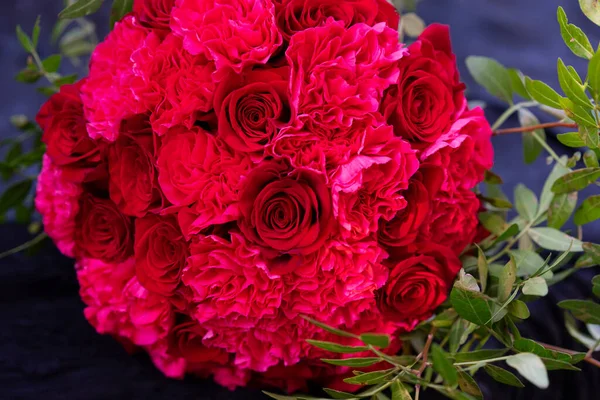 Valentine Bouquet Rotondo Rose Rosse Tavola Con Tessuto Pizzo Decorazioni — Foto Stock