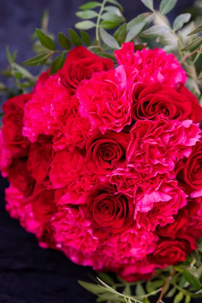 Bouquet Rotondo Rose Rosse Sul Tavolo Con Tessuto Pizzo Decorazioni — Foto Stock