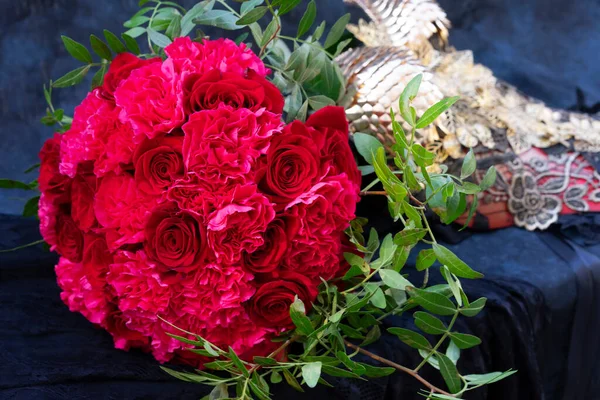 Bouquet Rotondo Rose Rosse Sul Tavolo Con Tessuto Pizzo Decorazioni — Foto Stock