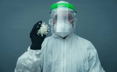 SARS, Covid19, koruyucu maskeli, gözlüklü ve hijyenik maskeli hemşire. Gri ve nötr arkaplan üzerinde koronavirüs ve tedavi kavramı