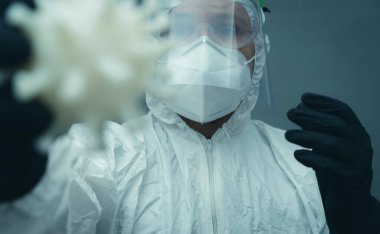 Aşı, Covid19, koruyucu maskeli, gözlüklü ve hijyenik maskeli hemşire. Gri ve nötr arkaplan üzerinde koronavirüs ve tedavi kavramı