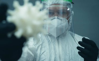 SARS, Covid19, koruyucu maskeli, gözlüklü ve hijyenik maskeli hemşire. Gri ve nötr arkaplan üzerinde koronavirüs ve tedavi kavramı