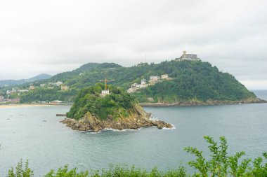 Urgull Dağı 'ndan La Concha plajlı San Sebastian şehri manzarası. İspanya 'da yaz tatili