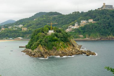 Deniz Burnu, San Sebastian şehri manzarası, La Concha plajı, Urgull dağından. İspanya 'da yaz tatili