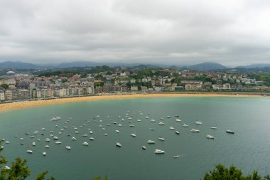 Turizm, San Sebastian şehri manzarası, La Concha plajı, Urgull dağından. İspanya 'da yaz tatili