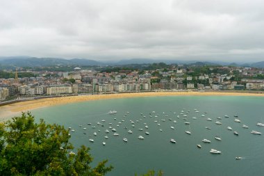 Urgull Dağı 'ndan La Concha plajlı San Sebastian şehri manzarası. İspanya 'da yaz tatili