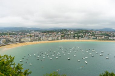 Skyline, San Sebastian şehri manzaralı, La Concha plajlı, Urgull dağından. İspanya 'da yaz tatili