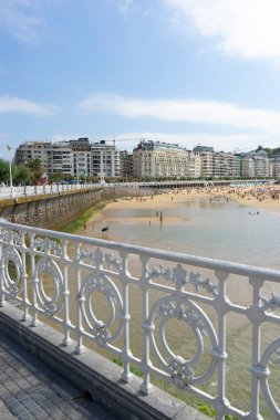 La Concha plajı, gezinti güvertesinden görüldü. Arka planda Monte Igueldo ve Urgull. İspanya 'da yaz tatili